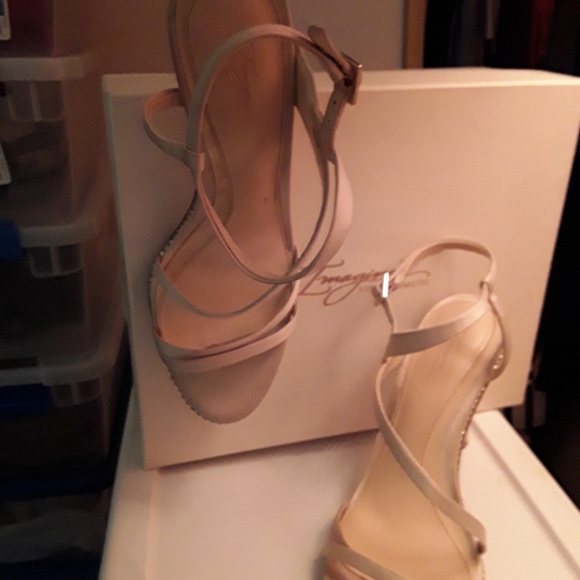 Vince Camuto - Picture 2 of 6